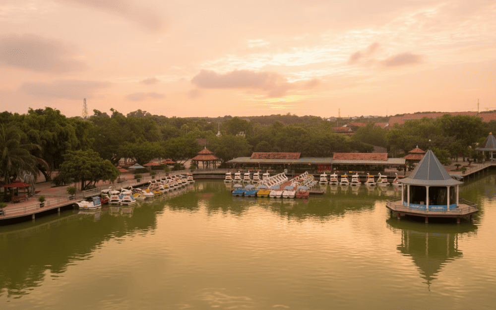 Khu vực hồ nước nơi có thuyền đạp thiên nga và xe đạp nước